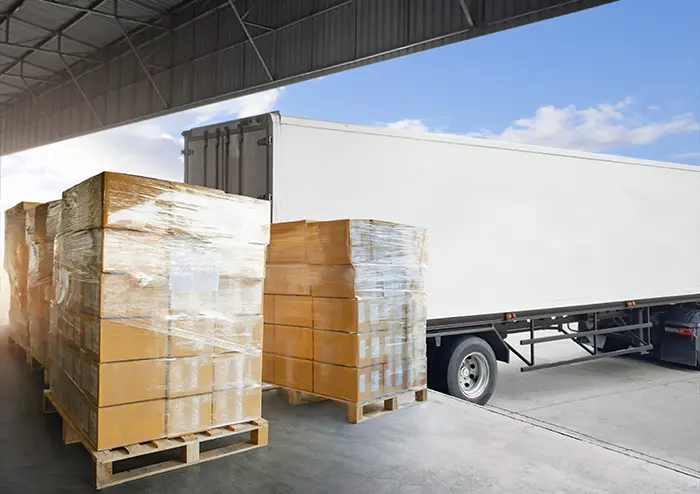 scatole di-imballaggio su-bancali pallet pronti per essere caricati nel camion amiar