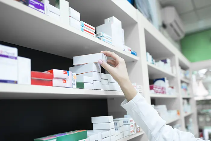 Primo piano di scatole di medicine sullo scaffale della farmacia trasporto medicinali
